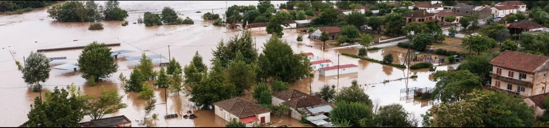 Εργαζόμενος με εξοπλισμό προστασίας καθαρίζει πλημμυρισμένο χώρο μετά από πλημμύρα ακολουθώντας μέτρα υγείας και ασφάλειας.