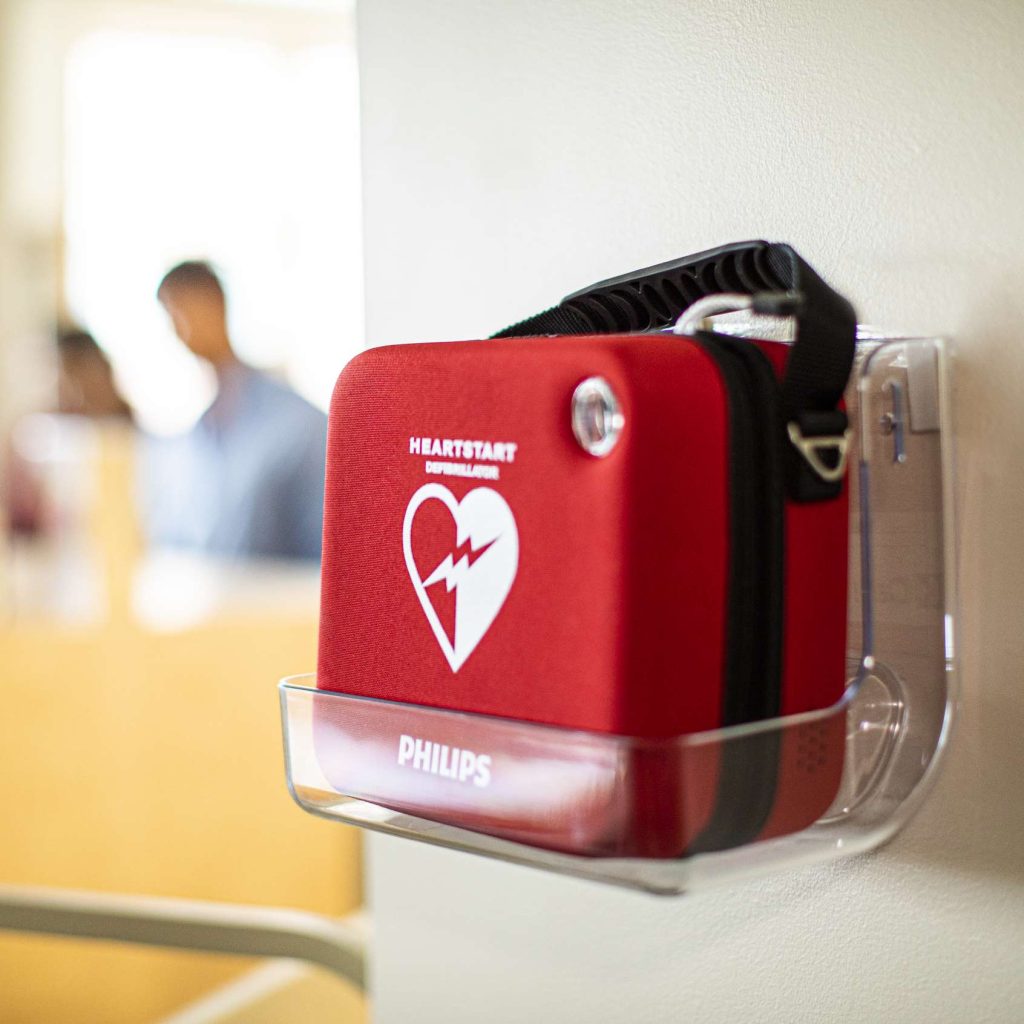 Αυτόματος εξωτερικός απινιδωτής Philips HeartStart εγκατεστημένος σε επαγγελματικό χώρο