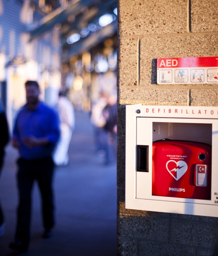 Philips HeartStart FRx AED τοποθετημένος σε δημόσιο χώρο για άμεση αντιμετώπιση καρδιακής ανακοπής