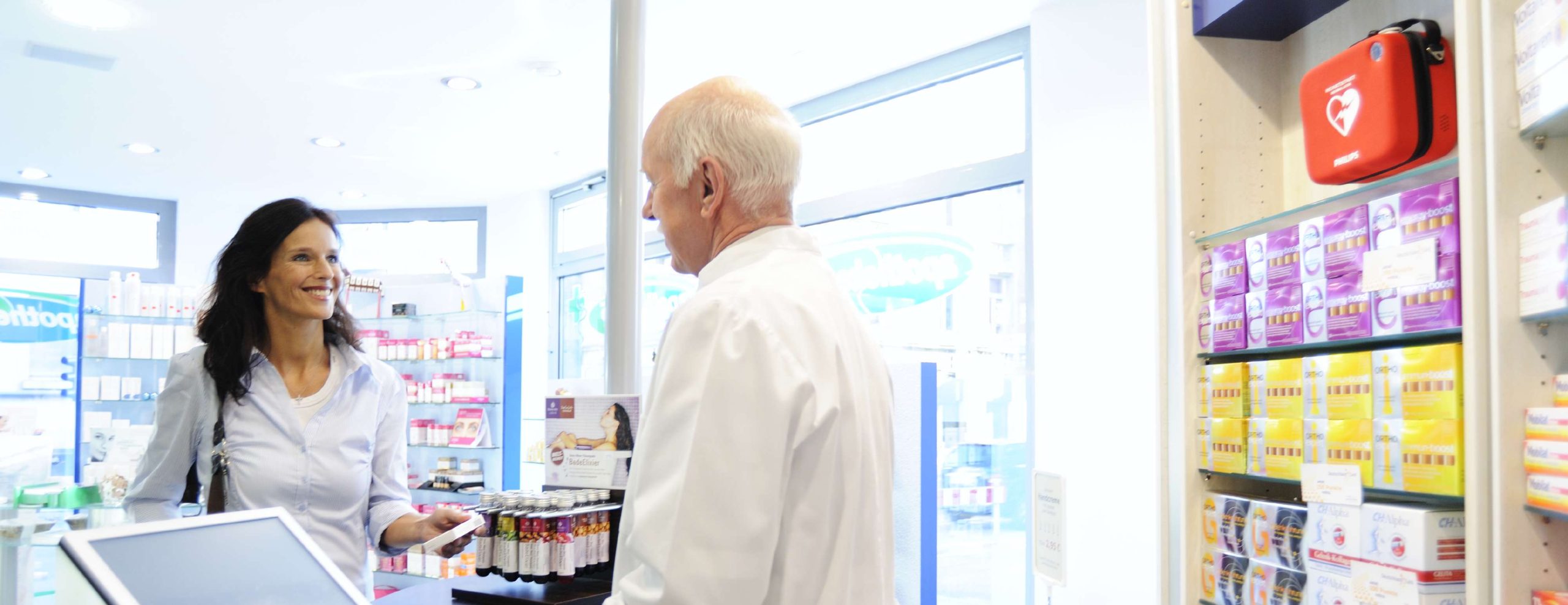 Φαρμακοποιός με απινιδωτή Philips HeartStart σε επαγγελματικό χώρο υγείας